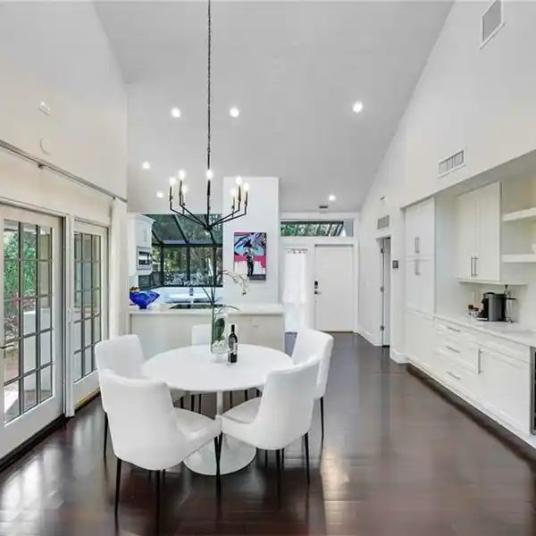 EXQUISITE RESIDENCE IN DESIRABLE BAY VILLAS