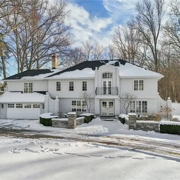 BEAUTIFUL COLONIAL HOME BLENDING STYLE AND COMFORT