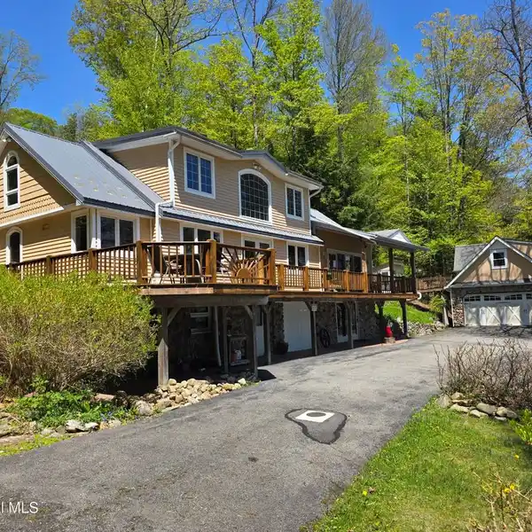 FIRST CLASS LAKEFRONT HOME