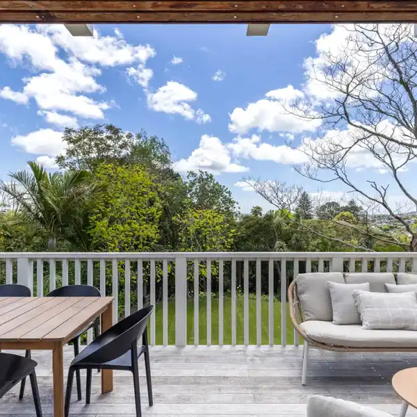 WONDERFULLY SPACIOUS SOLID BRICK AND WEATHERBOARD 1960'S GEM