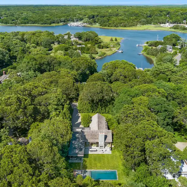 THE ESSENCE OF TRUE INDOOR-OUTDOOR LUXURY LIVING