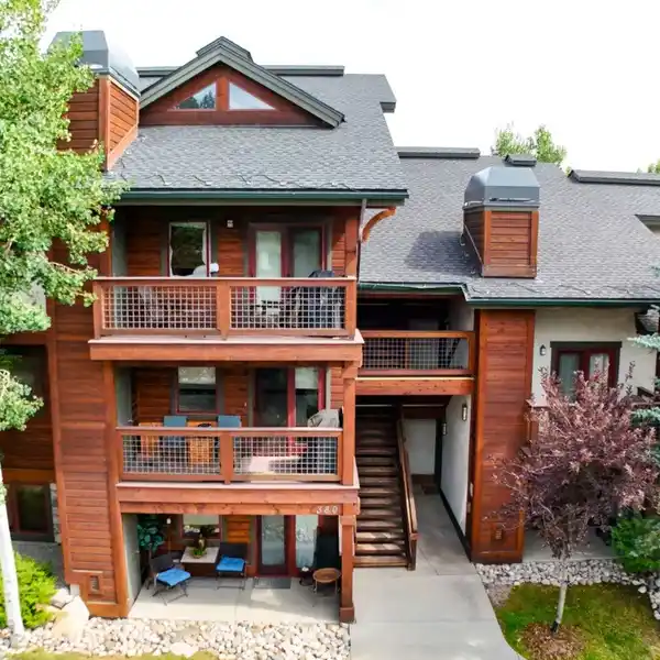 IMPECCABLY UPDATED TOP-FLOOR RESIDENCE