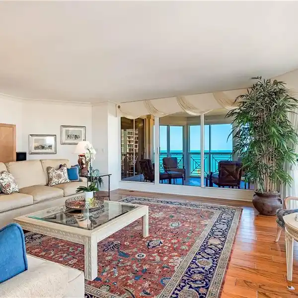 EXCLUSIVE RESIDENCE IN PARK SHORE
