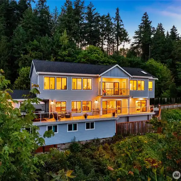 REIMAGINED CONTEMPORARY ABOVE LAKE SAMMAMISH