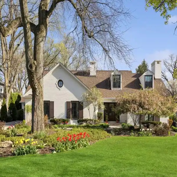 COMFORT AND GRACE IN SOUTHEAST HINSDALE