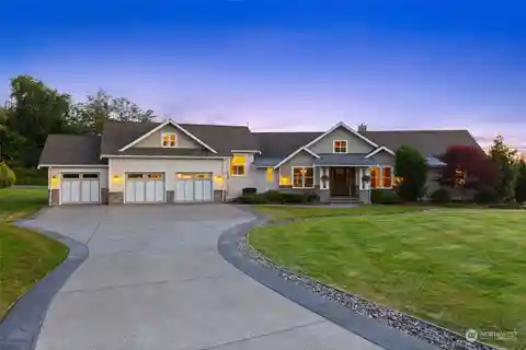 Great Home with Breathtaking Views of the Mountains and Sound