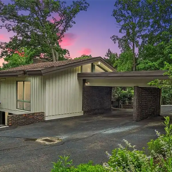 MID-CENTURY MODERN HOME IN A PRIVATE WOODED ENCLAVE
