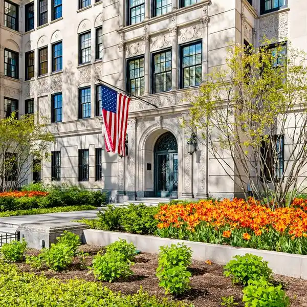 LUXURY LIVING AT PREMIER LAKESIDE CO-OP