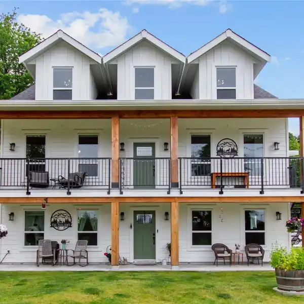 ELEGANT COUNTRYSIDE ESTATE ON NEARLY 5 ACRES