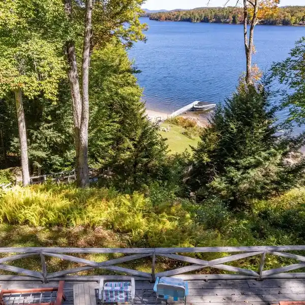 LAKEFRONT RETREAT IN THE ADIRONDACK MOUNTAINS