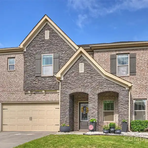 BEAUTIFUL AND SPACIOUS NEWER CONSTRUCTION