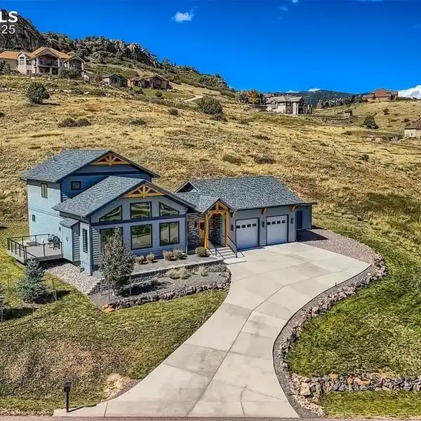 CONTEMPORARY ELEGANCE WITH RUSTIC CHARM