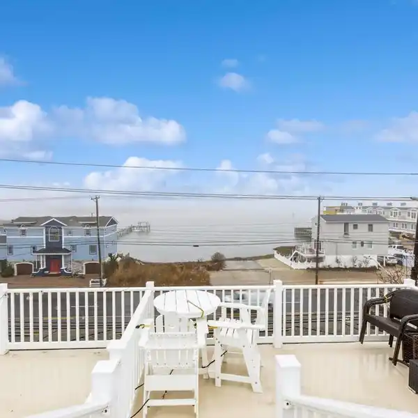 SPACIOUS END UNIT TOWNHOUSE IN DESIRABLE SPRAY BEACH