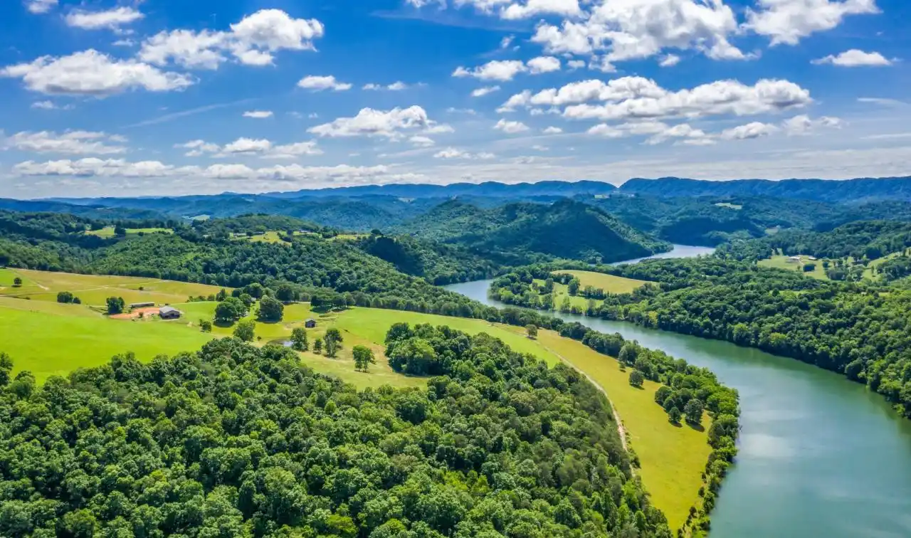 700 Gorgeous Lakefront Acres
