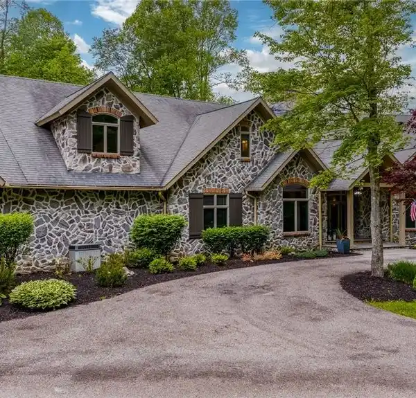 MOUNTAIN MODERN MASTERPIECE ON PRIVATE 3+ ACRES