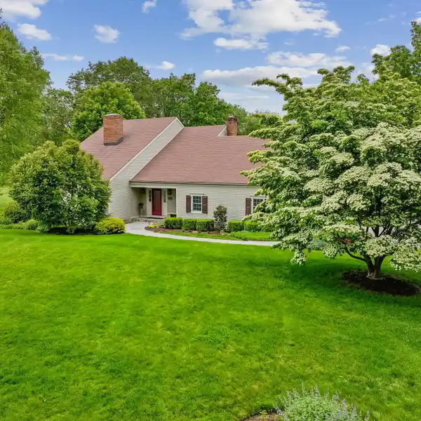 ELEGANT HOME NEAR SILVERMINE GOLF CLUB