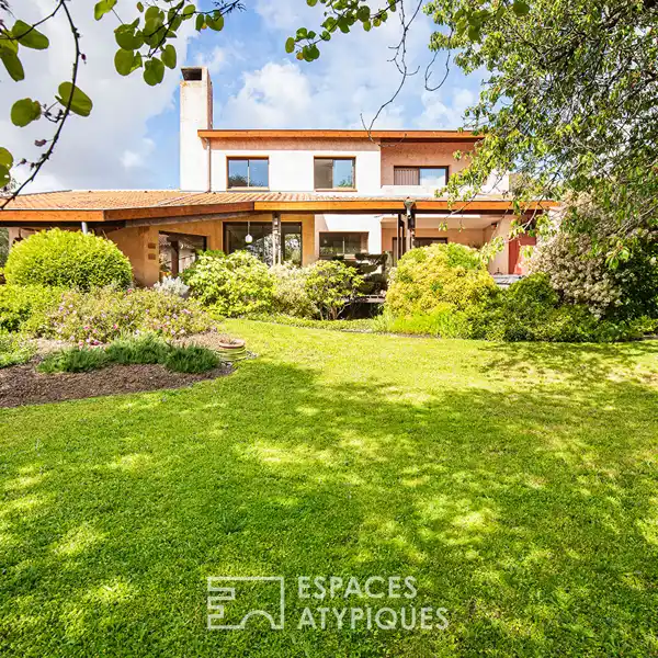 ELEGANT ARCHITECT-DESIGNED RESIDENCE