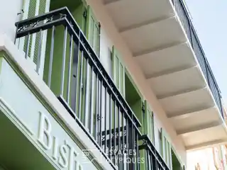 Lively Complex in a Sought-After Seaside Neighborhood