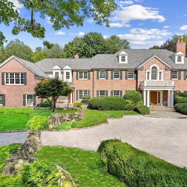 A TRUE GREENWICH CLASSIC ON OVER FOUR ACRES