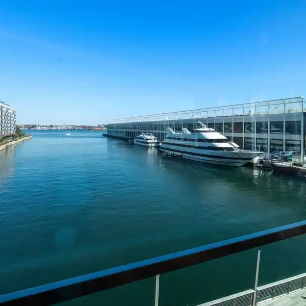 LUXURY PIED-à-TERRE WITH SUNSET VIEWS