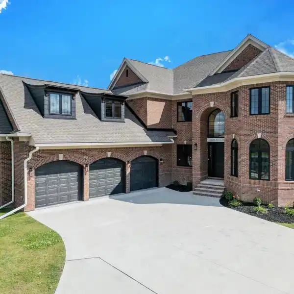 INCREDIBLE LAKEFRONT LUXURY LIVING OPPORTUNITY