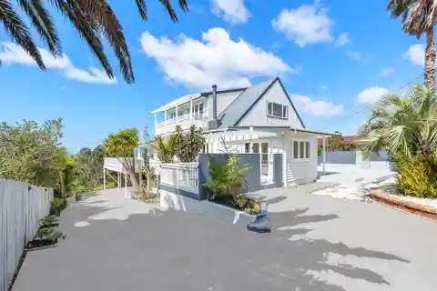 Expansive Family Living with Sea Views