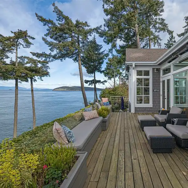 SPECTACULAR OCEANFRONT RETREAT