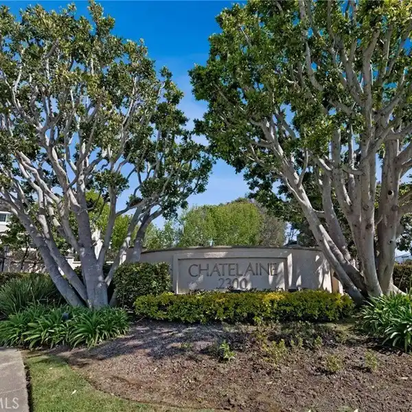 REFINED COMFORT IN A GATED RETREAT