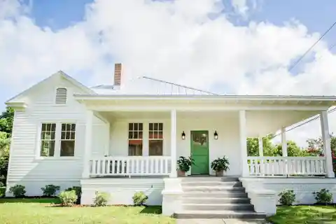 Seamless Fusion of Past and Present in East Hill Renovation