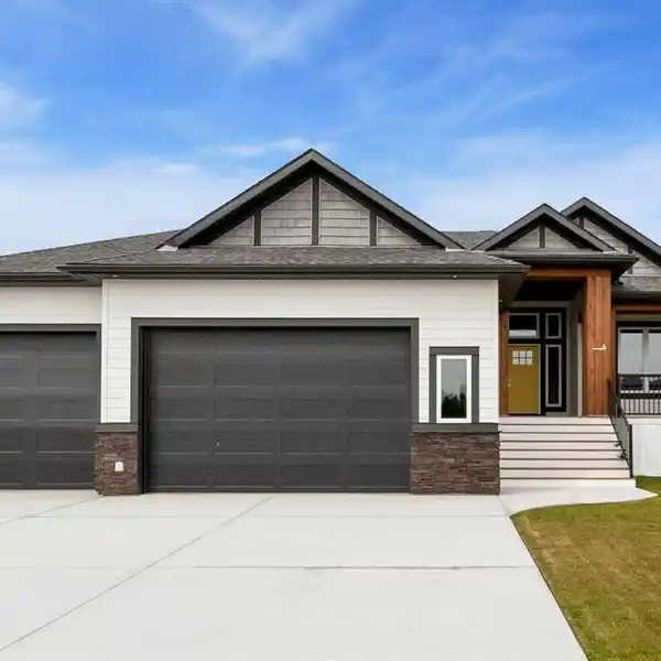 BEAUTIFULLY CRAFTED NEW MODERN BUNGALOW