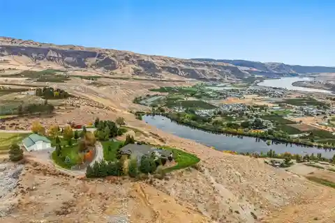 Gorgeous Custom Built Home Overlooking the Columbia River