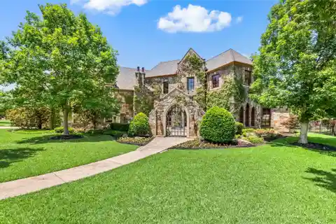 Stately and Private Resort-Style Retreat