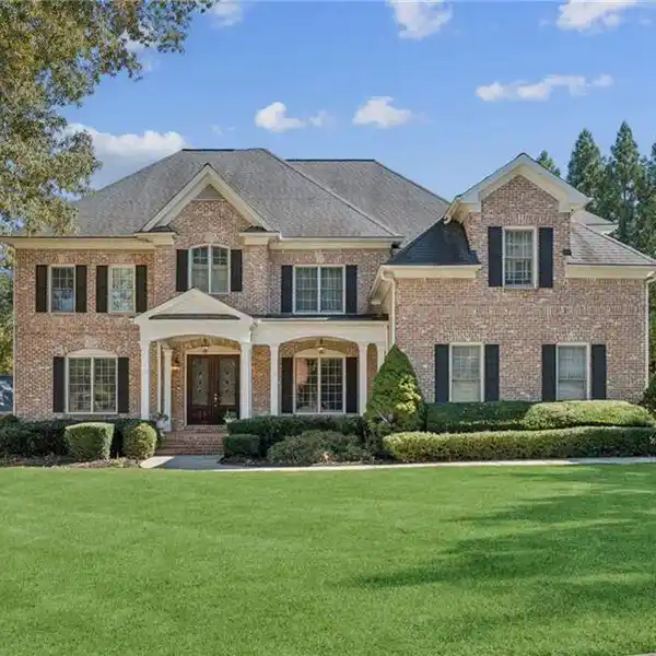 PRESTIGIOUS GOLF ESTATE WITH RESORT-STYLE AMENITIES