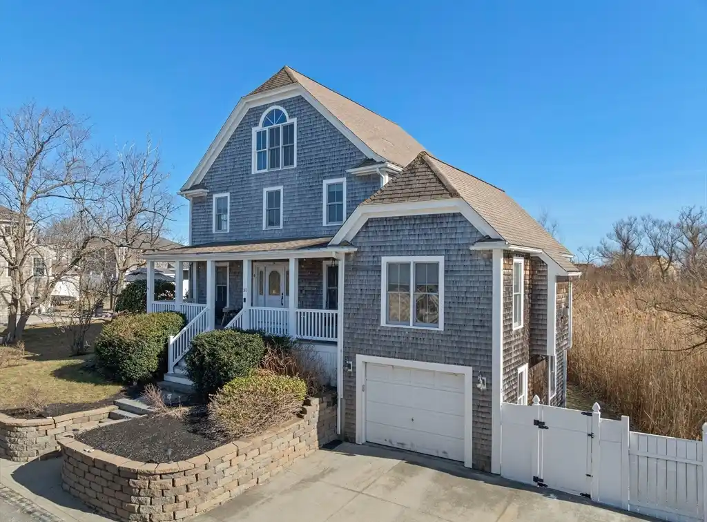 Beautifully Renovated Home Three Houses from the Beach