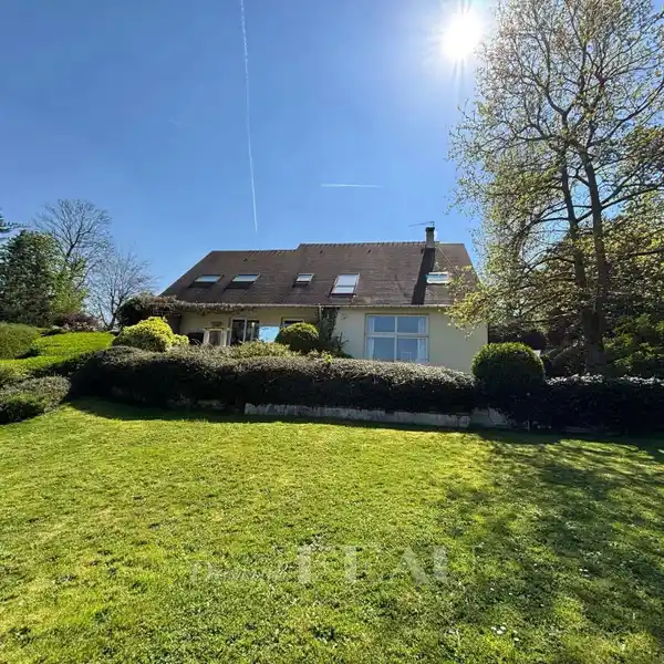SPACIOUS, PRIVATE VILLA WITH LUSH LANDSCAPED GROUNDS