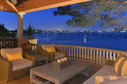 Bay-front Tuscan Villa with Breathtaking Views