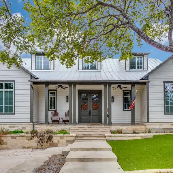 MODERN CRAFTSMAN STYLE IN TERRELL HILLS