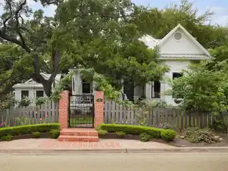 Refurbished 1890 Cottage in Travis Heights