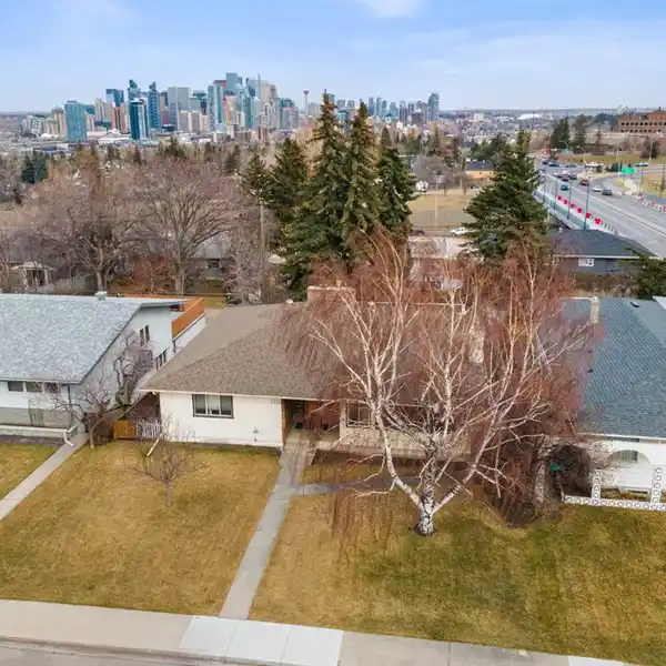 EXPANSIVE BUNGALOW IN CONVENIENT LOCATION