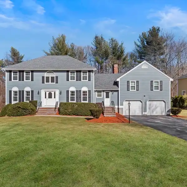 FABULOUS CENTER ENTRANCE COLONIAL