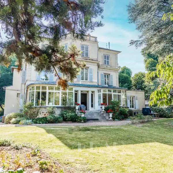 PERIOD CHARM MEETS PRISTINE MODERN COMFORT