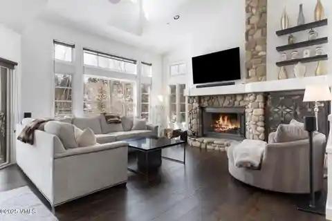 Beautifully Updated End-unit Townhome