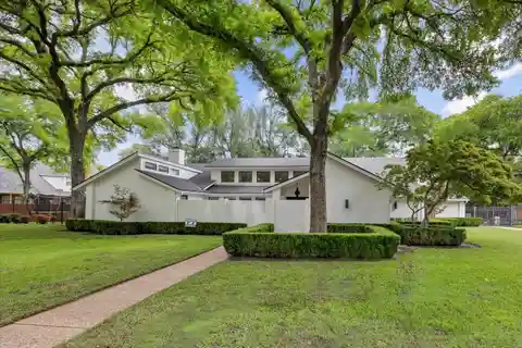 Ultra-chic Fort Worth Home with Pool & Greens