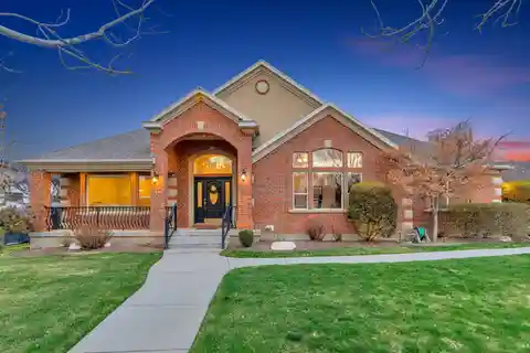 Exceptional Property with Sweeping Mountain Views