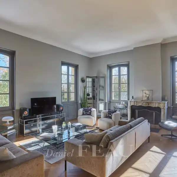 RENOVATED APARTMENT IN AN 18TH CENTURY CHATEAU