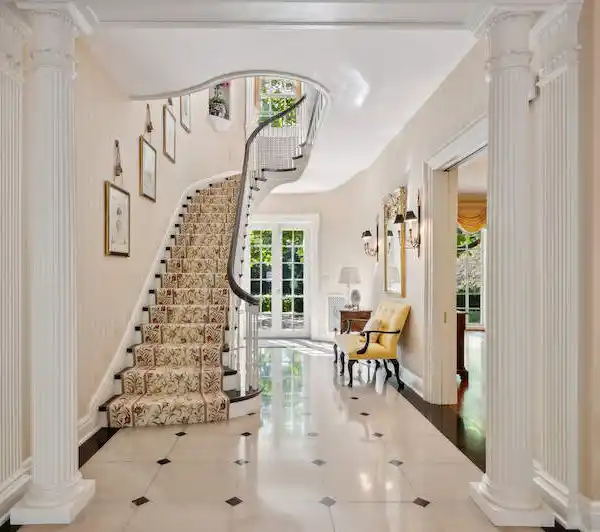 STATELY RESIDENCE BLENDING ELEGANCE AND COMFORT