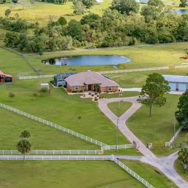 SCENIC RETREAT WITH FIREPIT AND OUTDOOR LOUNGE