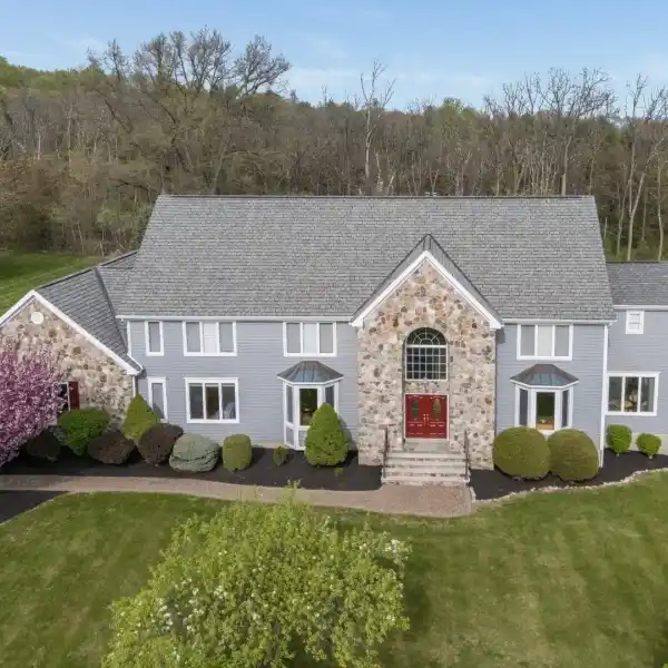 ELEGANT COLONIAL RETREAT ON PRIVATE WOODED ACREAGE