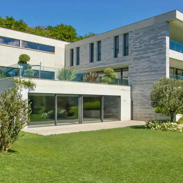 EXPANSIVE CONTEMPORARY LUXURY RESIDENCE