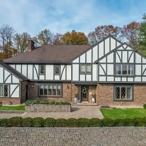 TUDOR HOME BLENDING ELEGANCE AND COMFORT